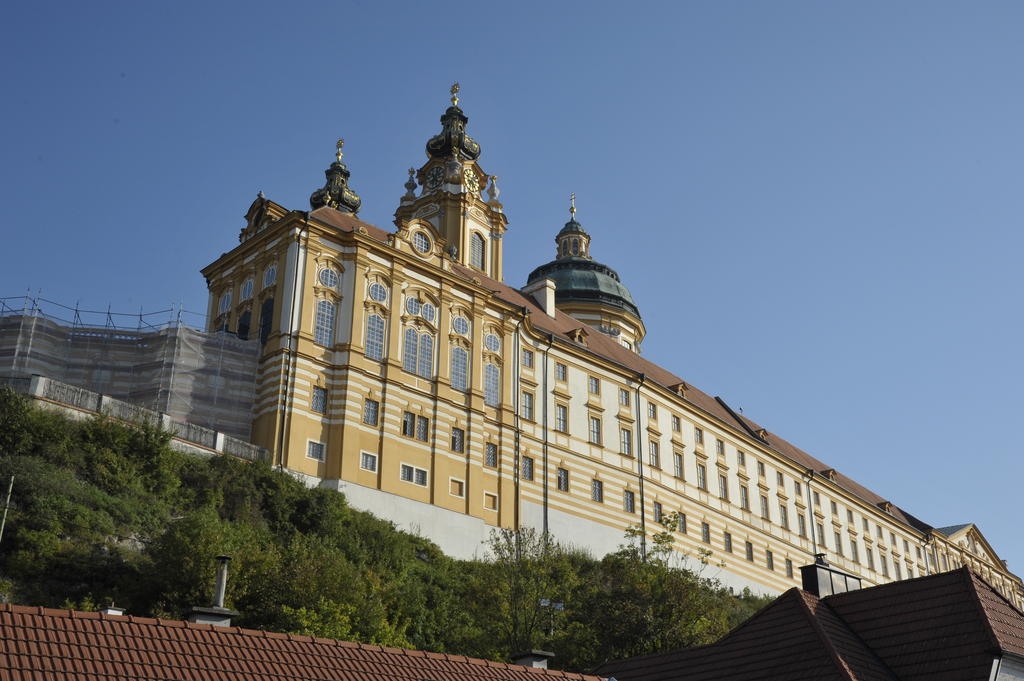 Madar Café Central Melk Exterior foto
