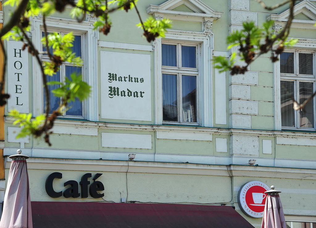 Madar Café Central Melk Exterior foto