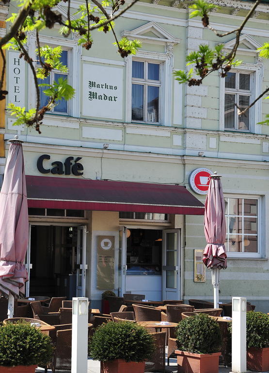 Madar Café Central Melk Exterior foto