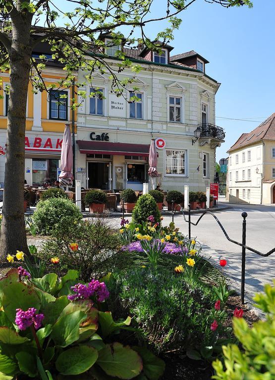 Madar Café Central Melk Exterior foto